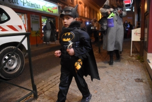 Monistrol-sur-Loire : la parade de Noël rassemble les familles et les super-héros