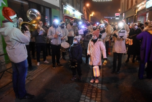 Monistrol-sur-Loire : la parade de Noël rassemble les familles et les super-héros