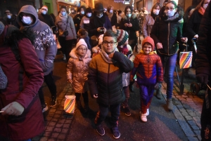 Monistrol-sur-Loire : la parade de Noël rassemble les familles et les super-héros