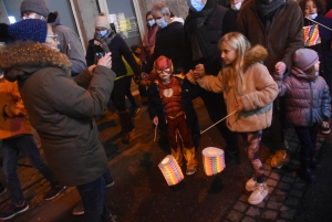 Monistrol-sur-Loire : la parade de Noël rassemble les familles et les super-héros