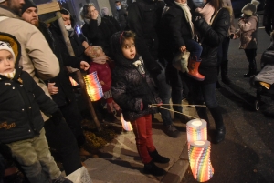 Monistrol-sur-Loire : la parade de Noël rassemble les familles et les super-héros