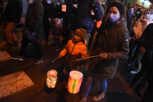 Monistrol-sur-Loire : la parade de Noël rassemble les familles et les super-héros