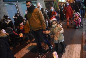 Monistrol-sur-Loire : la parade de Noël rassemble les familles et les super-héros