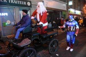 Monistrol-sur-Loire : la parade de Noël rassemble les familles et les super-héros