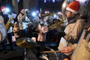 Monistrol-sur-Loire : la parade de Noël rassemble les familles et les super-héros