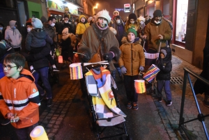 Monistrol-sur-Loire : la parade de Noël rassemble les familles et les super-héros