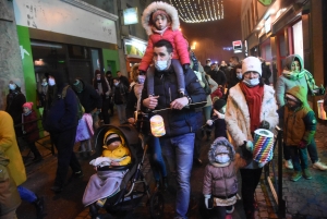 Monistrol-sur-Loire : la parade de Noël rassemble les familles et les super-héros