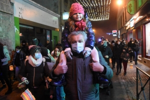 Monistrol-sur-Loire : la parade de Noël rassemble les familles et les super-héros