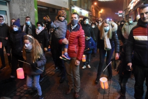 Monistrol-sur-Loire : la parade de Noël rassemble les familles et les super-héros