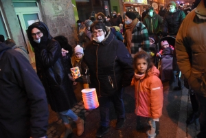 Monistrol-sur-Loire : la parade de Noël rassemble les familles et les super-héros