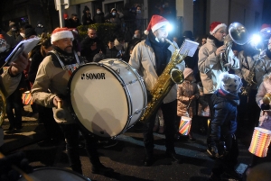 Monistrol-sur-Loire : la parade de Noël rassemble les familles et les super-héros