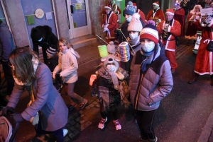 Monistrol-sur-Loire : la parade de Noël rassemble les familles et les super-héros