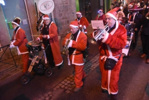 Monistrol-sur-Loire : la parade de Noël rassemble les familles et les super-héros