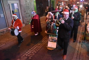 Monistrol-sur-Loire : la parade de Noël rassemble les familles et les super-héros