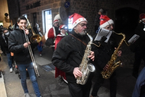 Monistrol-sur-Loire : la parade de Noël rassemble les familles et les super-héros