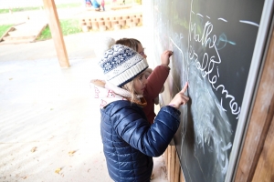 A Valprivas, la cour d&#039;école est végétalisée plutôt que goudronnée