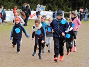 Sainte-Sigolène : les enfants de l&#039;école publique courent sur la même ligne