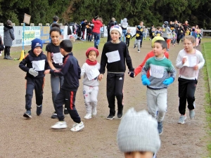 Sainte-Sigolène : les enfants de l&#039;école publique courent sur la même ligne