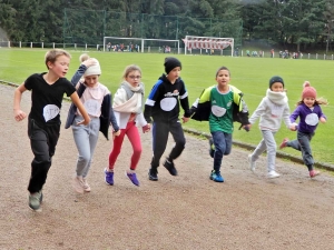 Sainte-Sigolène : les enfants de l&#039;école publique courent sur la même ligne