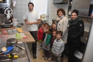 Yssingeaux : des maternelles découvrent les secrets d’un boulanger-pâtissier