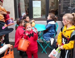 Riotord : tournée fructueuse pour les écoliers en quête de friandises