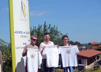 Samuel Mante, Aurélien Tronchon, Clémentine Faure tiennent le tee-shirt spécialement créé pour le Bistrot Chef.