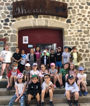 Les écoliers de Grazac au théâtre à Yssingeaux