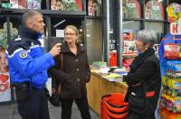 Jeudi en fin de journée, Christine Hacques sous-préfète et la gendarmerie sont allées à la rencontre des commerçants dans la zone commerciale de Villeneuve à Yssingeaux.