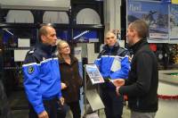 Jeudi en fin de journée, Christine Hacques sous-préfète et la gendarmerie sont allées à la rencontre des commerçants dans la zone commerciale de Villeneuve à Yssingeaux.|Jeudi en fin de journée, Christine Hacques sous-préfète et la gendarmerie sont allées à la rencontre des commerçants dans la zone commerciale de Villeneuve à Yssingeaux.|Jeudi en fin de journée, Christine Hacques sous-préfète et la gendarmerie sont allées à la rencontre des commerçants dans la zone commerciale de Villeneuve à Yssingeaux.|Un fascicule donnant des conseils était remis.|||