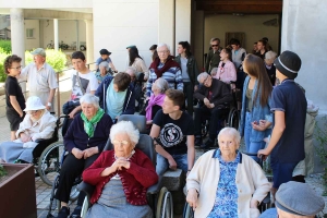 Yssingeaux : 40 personnes âgées promenées par des collégiens en centre-ville