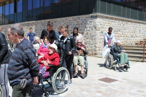 Yssingeaux : 40 personnes âgées promenées par des collégiens en centre-ville