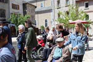 Yssingeaux : 40 personnes âgées promenées par des collégiens en centre-ville