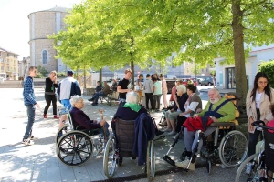 Yssingeaux : 40 personnes âgées promenées par des collégiens en centre-ville