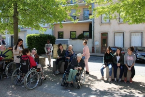 Yssingeaux : 40 personnes âgées promenées par des collégiens en centre-ville