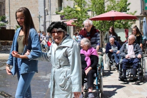 Yssingeaux : 40 personnes âgées promenées par des collégiens en centre-ville