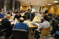 La salle du conseil était bondée. Et la table inadaptée pour le nouveau conseil. Photo Lucien Soyere