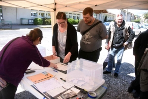 Retournac : des Gilets jaunes proposent un RIC sauvage devant le bureau de vote