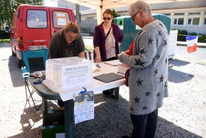 Retournac : des Gilets jaunes proposent un RIC sauvage devant le bureau de vote