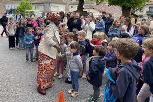 Dunières : Ephata reçoit un chèque des écoliers et collégiens pour ses actions au Bénin